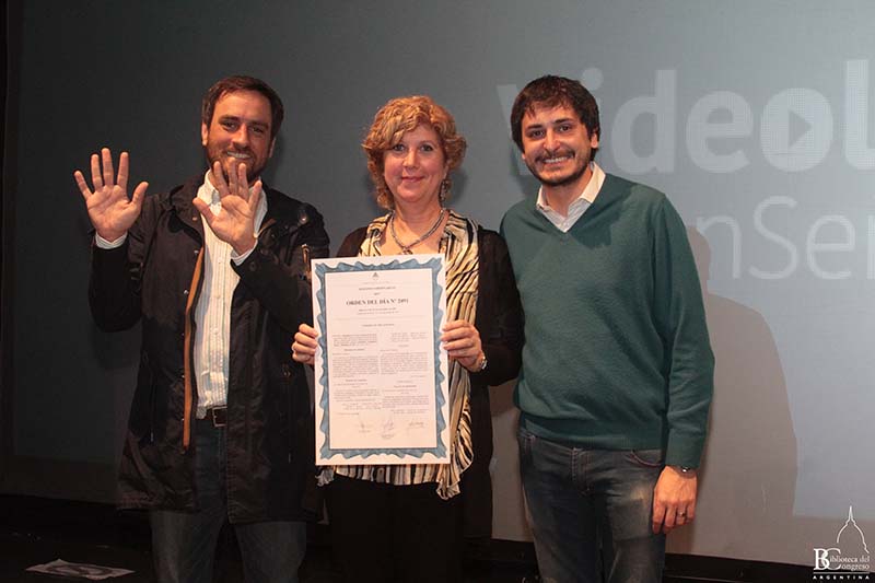 Los diputados Juan Cabandié y Juan Manuel Huss entregan la Declaración de interés a Silvana Veinberg, directora de Canales.