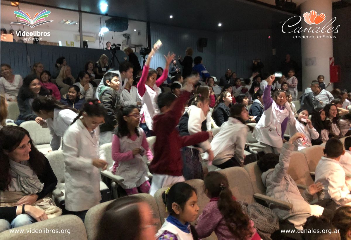 Niñas y niños sordos de las escuelas Magnasco, Ayrolo, Rocca y 502 de José C. Paz juegan con el equipo de Videolibros